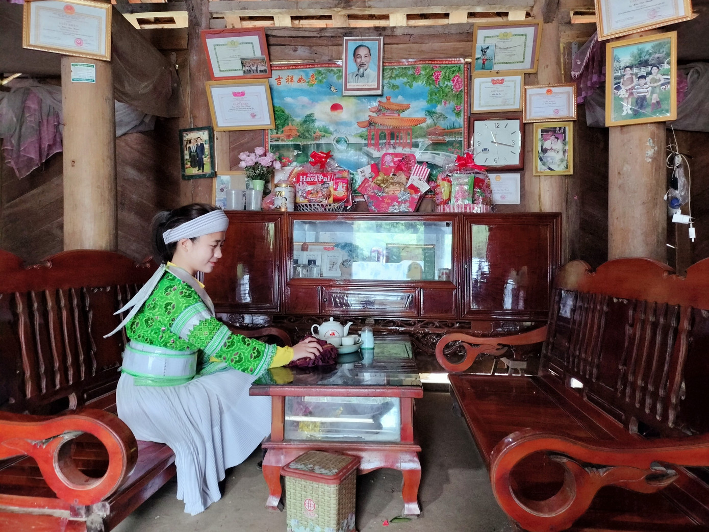 Vào dịp Tết đến, Hoa phụ giúp bố mẹ lau dọn, trang trí nhà cửa để đón năm mới. Vào dịp Tết đến, Hoa phụ giúp bố mẹ lau dọn, trang trí nhà cửa để đón năm mới.