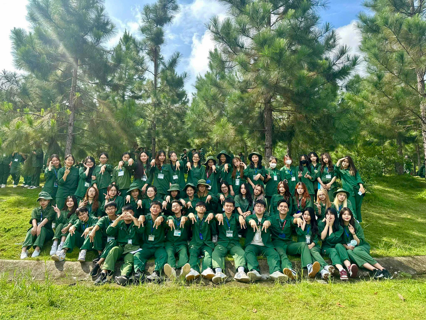 Thanh Hiền cùng nhóm sinh viên tham gia kỳ học quân sự.