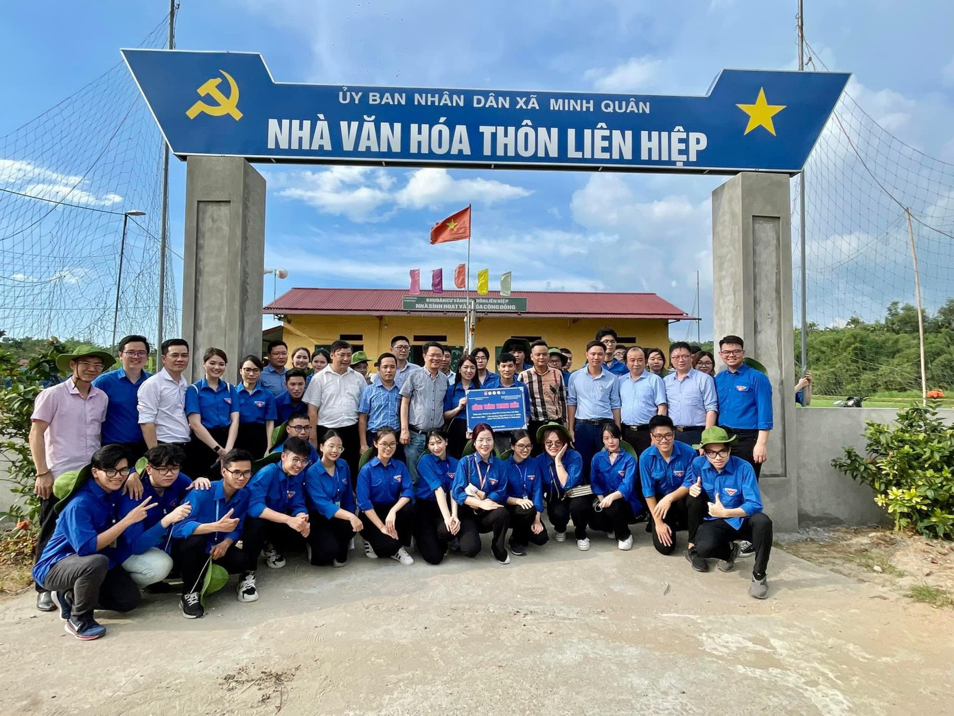 Đoàn tình nguyện Chương trình “Gom nắng gửi yêu thương - Hè 2022” tại Nhà Văn hóa thôn Liên Hiệp (Yên Bái).