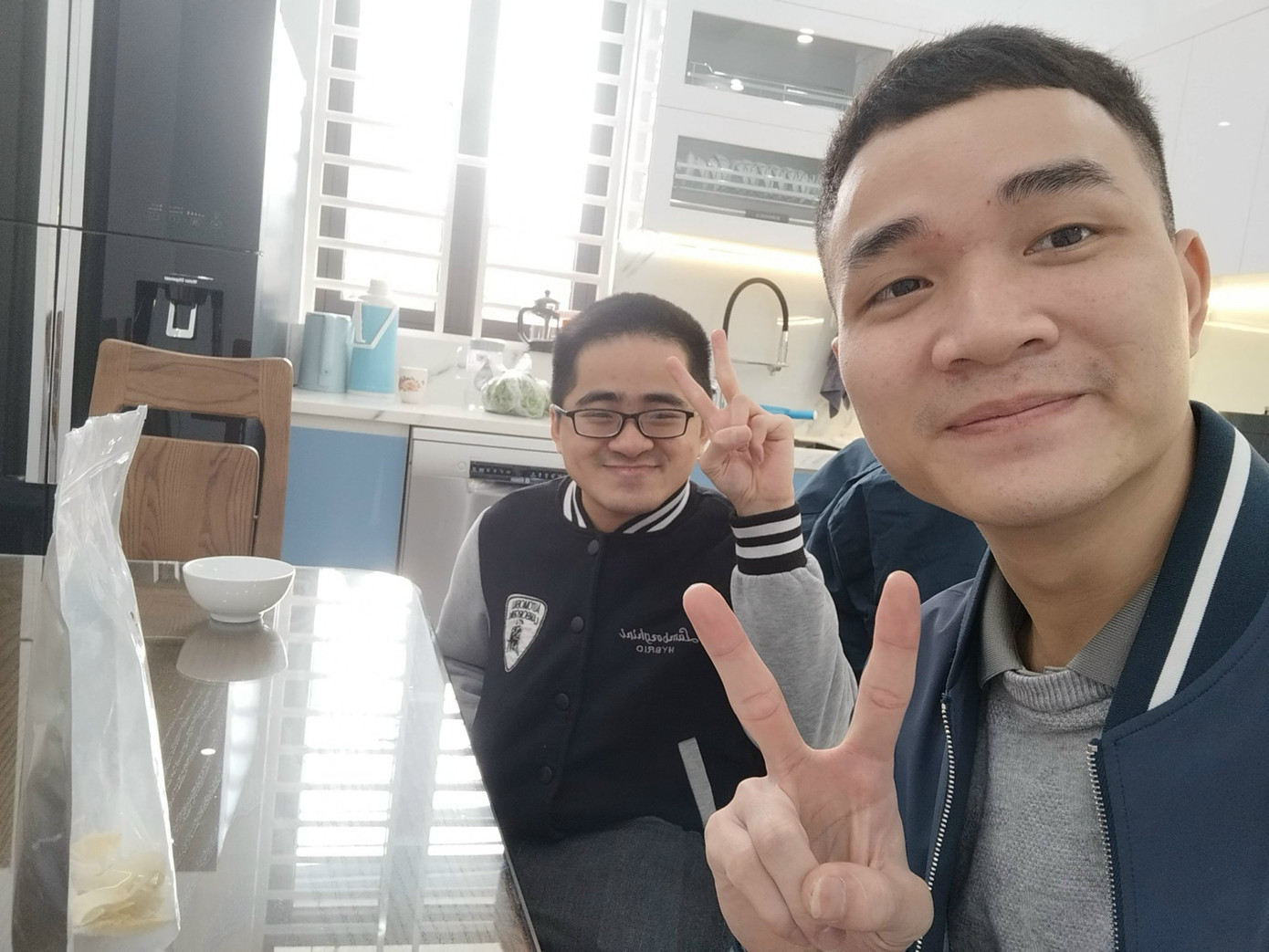 Công Duy cùng người bạn thân Bùi Đắc Trung đã luôn cõng anh đi học. Công Duy cùng người bạn thân Bùi Đắc Trung đã luôn cõng anh đi học.