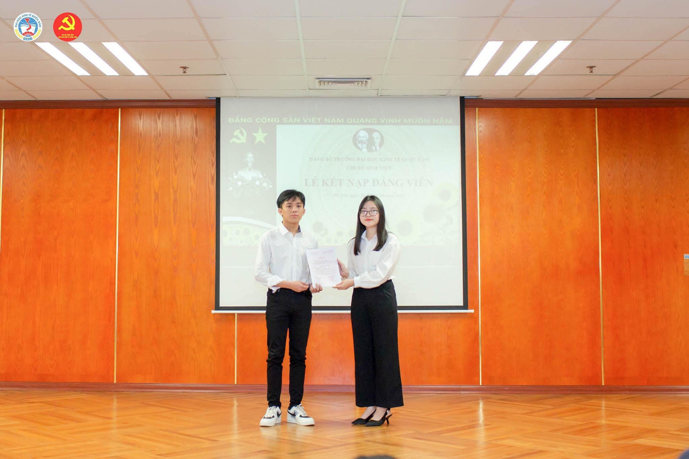 Hữu Lợi vinh dự được kết nạp Đảng. Hữu Lợi vinh dự được kết nạp Đảng.