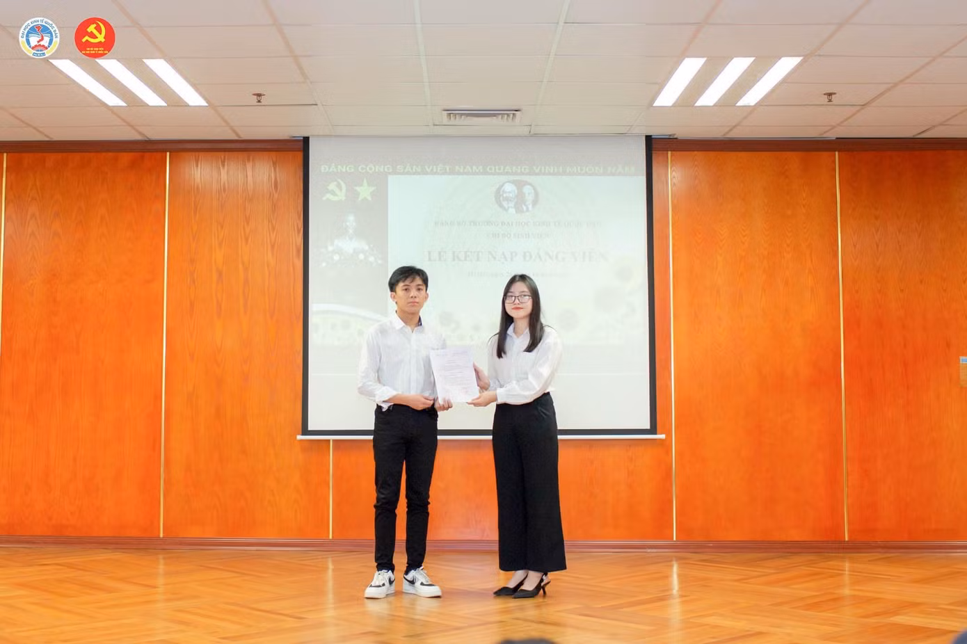 Hữu Lợi vinh dự được kết nạp Đảng.