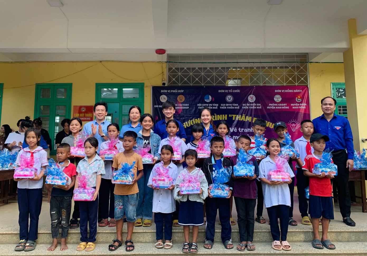 Trong chương trình, nhiều suất quà thuộc dự án “Nuôi em – Thừa Thiên Huế” được trao tặng đến các em nhỏ.