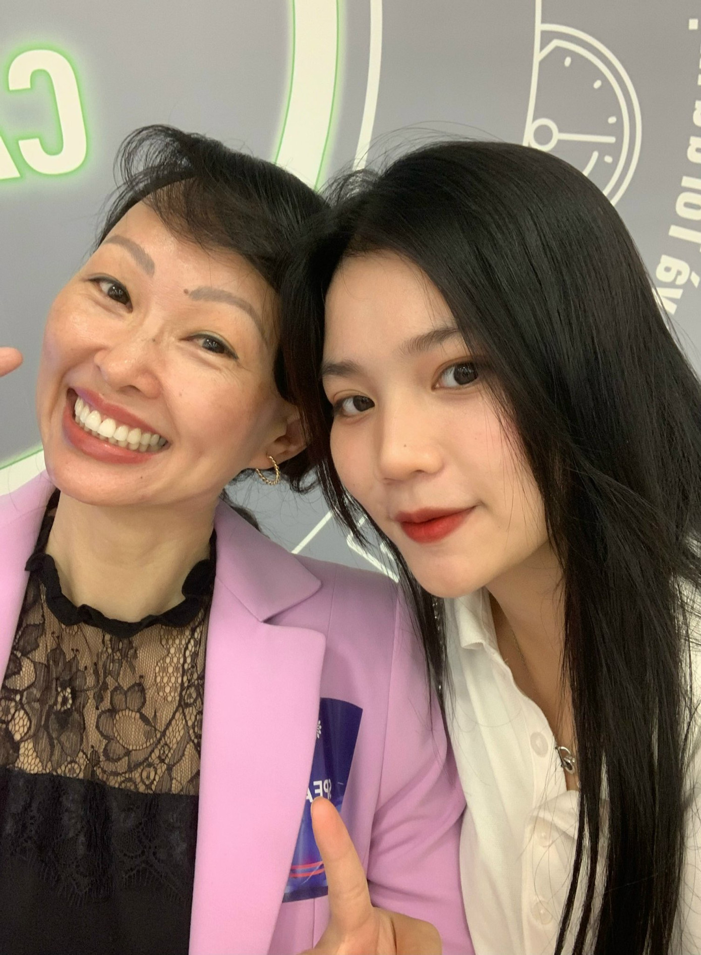 Hạnh có cơ hội mở rộng networking và được trò chuyện với “cá mập” trong lĩnh vực khởi nghiệp. Hạnh có cơ hội mở rộng networking và được trò chuyện với “cá mập” trong lĩnh vực khởi nghiệp.