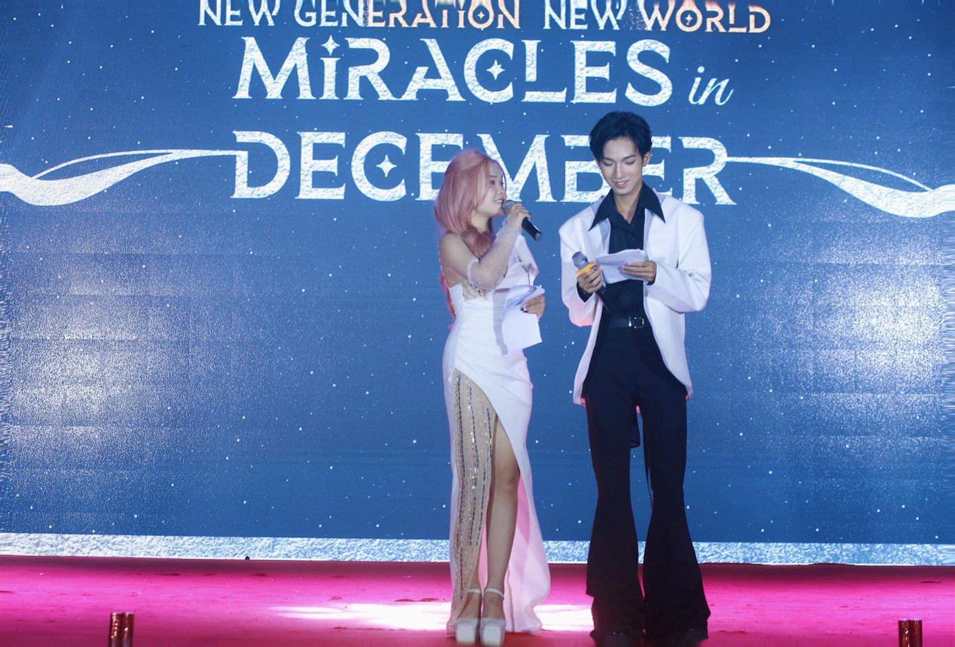 Gia Linh trong vai trò MC của sự kiện Miracles In December năm nay.