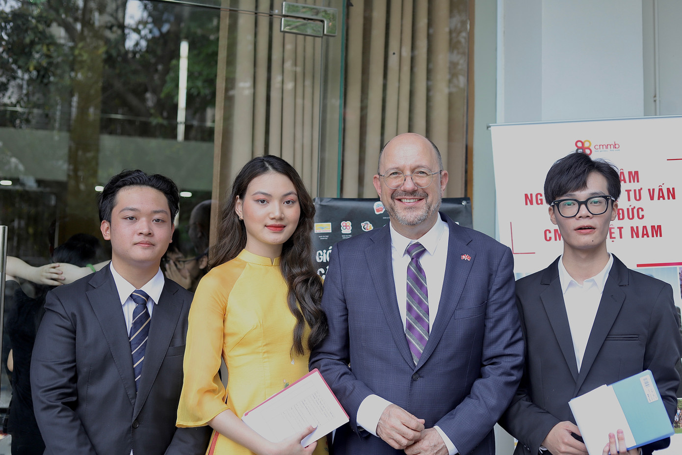 MC Chương trình “Giới thiệu CLB Tiếng Đức Học viện Ngoại giao và Tọa đàm Câu chuyện dịch thuật - Hành trình giao thoa ngôn ngữ” và may mắn có cơ hội chụp ảnh cùng Ngài Đại sứ Thomas Gass.