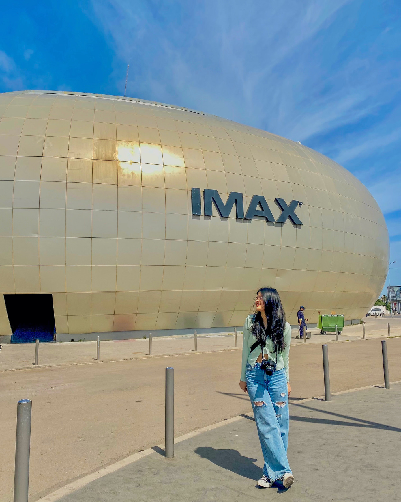 Ngọc Huyền bên ngoài Rạp chiếu phim IMAX tại Trung tâm thương mại Morocco Mall.