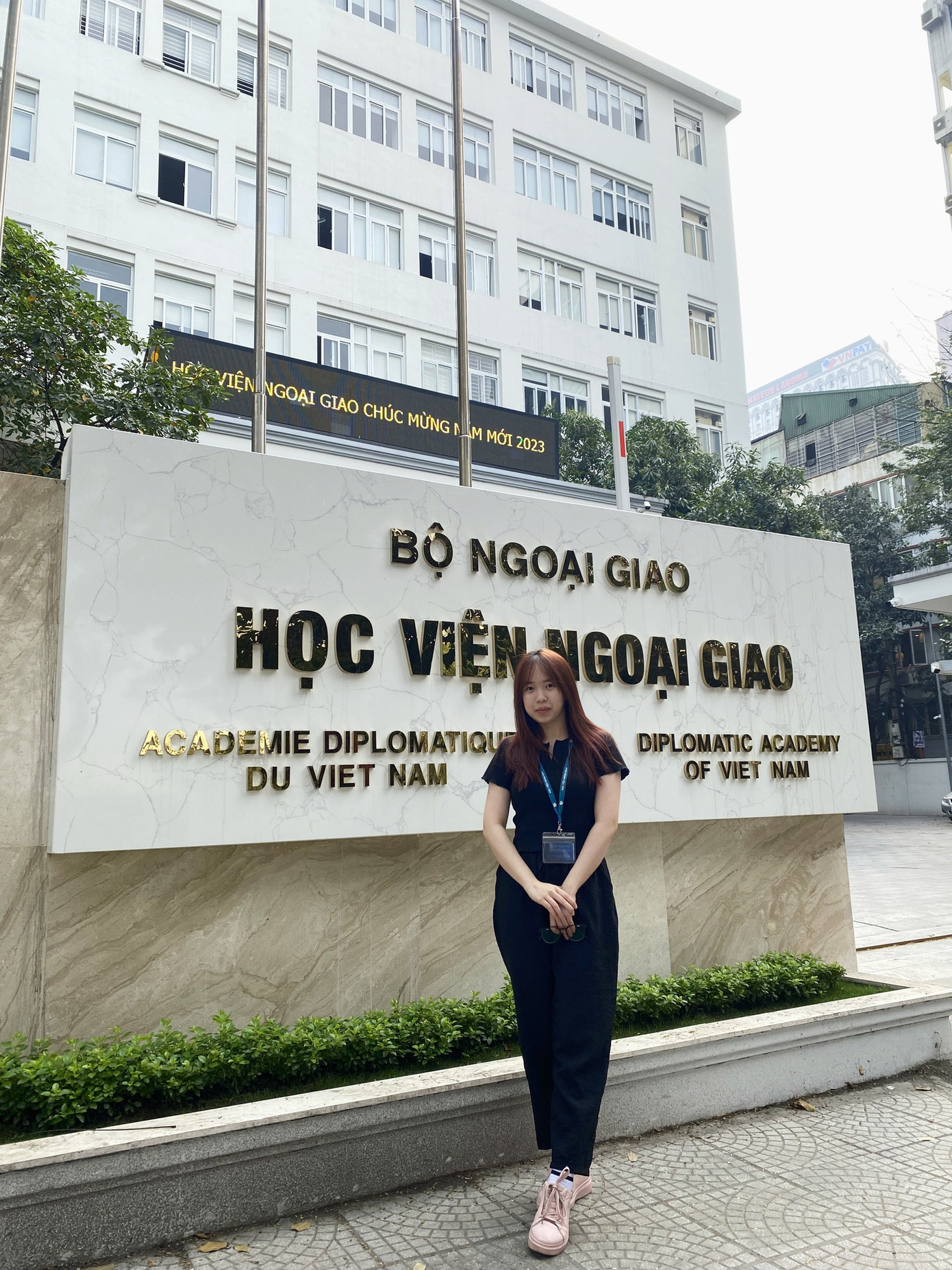 Môi trường Ngoại giao đã giúp cô trưởng thành và tự tin hơn. Môi trường Ngoại giao đã giúp cô trưởng thành và tự tin hơn.