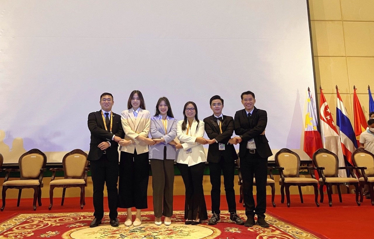 Trang cùng đoàn đại biểu Việt Nam tại 1st ASEAN Youth Dialogue.