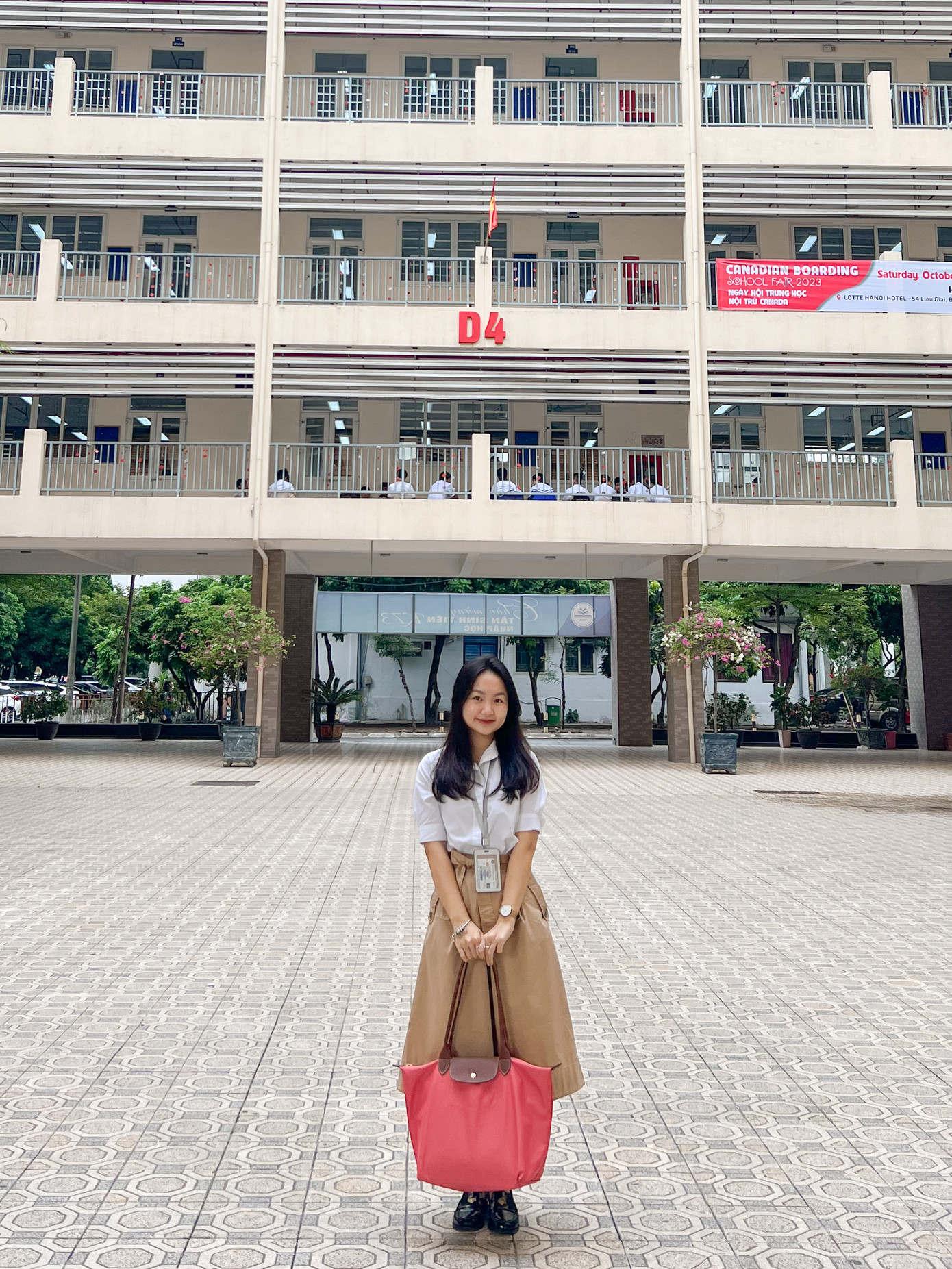 Trang Nhung tham gia kì kiến tập tại trường THPT Chuyên Sư phạm.