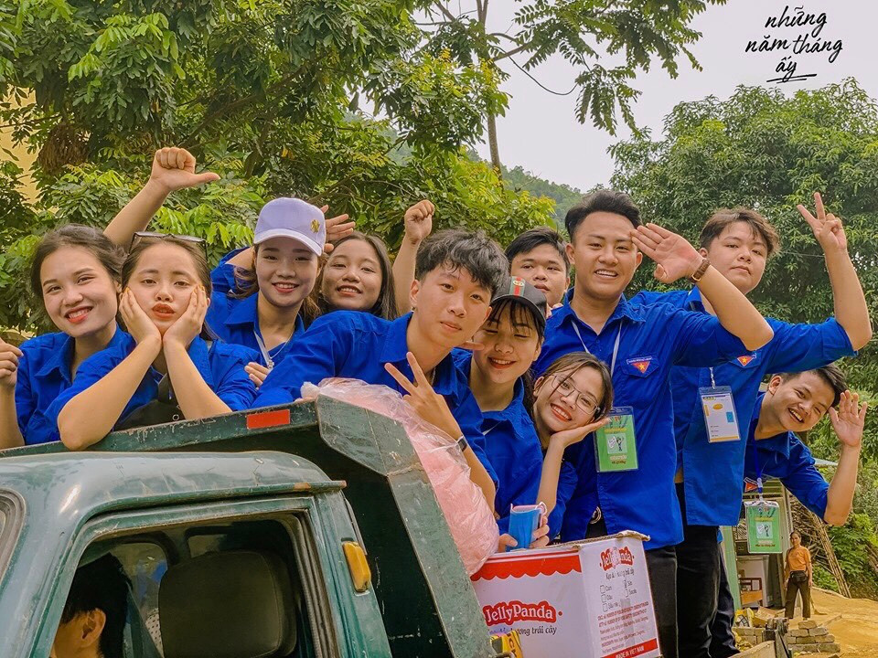 Trung Dũng cùng các bạn sinh viên tham gia tình nguyện vì cộng đồng.