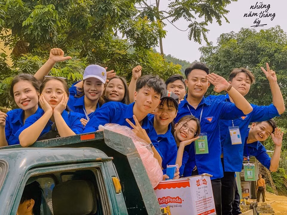 Trung Dũng cùng các bạn sinh viên tham gia tình nguyện vì cộng đồng.