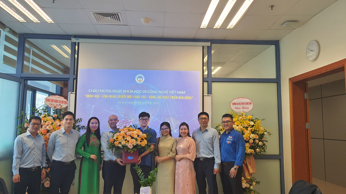 Đại diện CLB Sinh viên NCKH YES NEU chúng mừng Phòng QLKH nhân ngày Khoa học và Công nghệ Việt Nam 18.05. Đại diện CLB Sinh viên NCKH YES NEU chúng mừng Phòng QLKH nhân ngày Khoa học và Công nghệ Việt Nam 18.05.