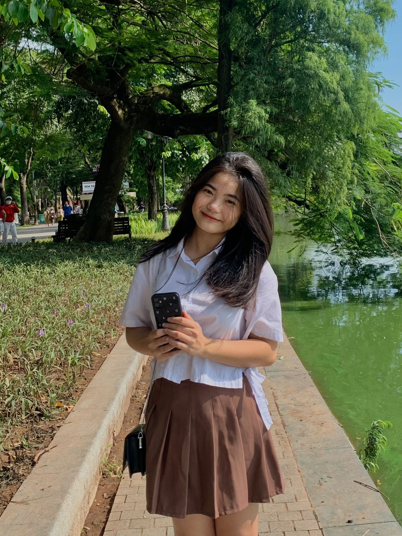 Khuất Hương cho rằng môi trường nào cũng có những sự phức tạp riêng.