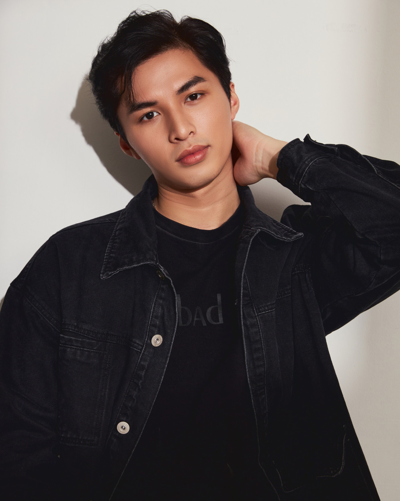 Nguyễn Nhật Hoàng hay còn được biết đến với nickname Hoàng Hôn, đang là sinh viên năm cuối ngành Quản trị kinh doanh trường Đại Học Kinh tế - Đại học Quốc Gia Hà Nội.