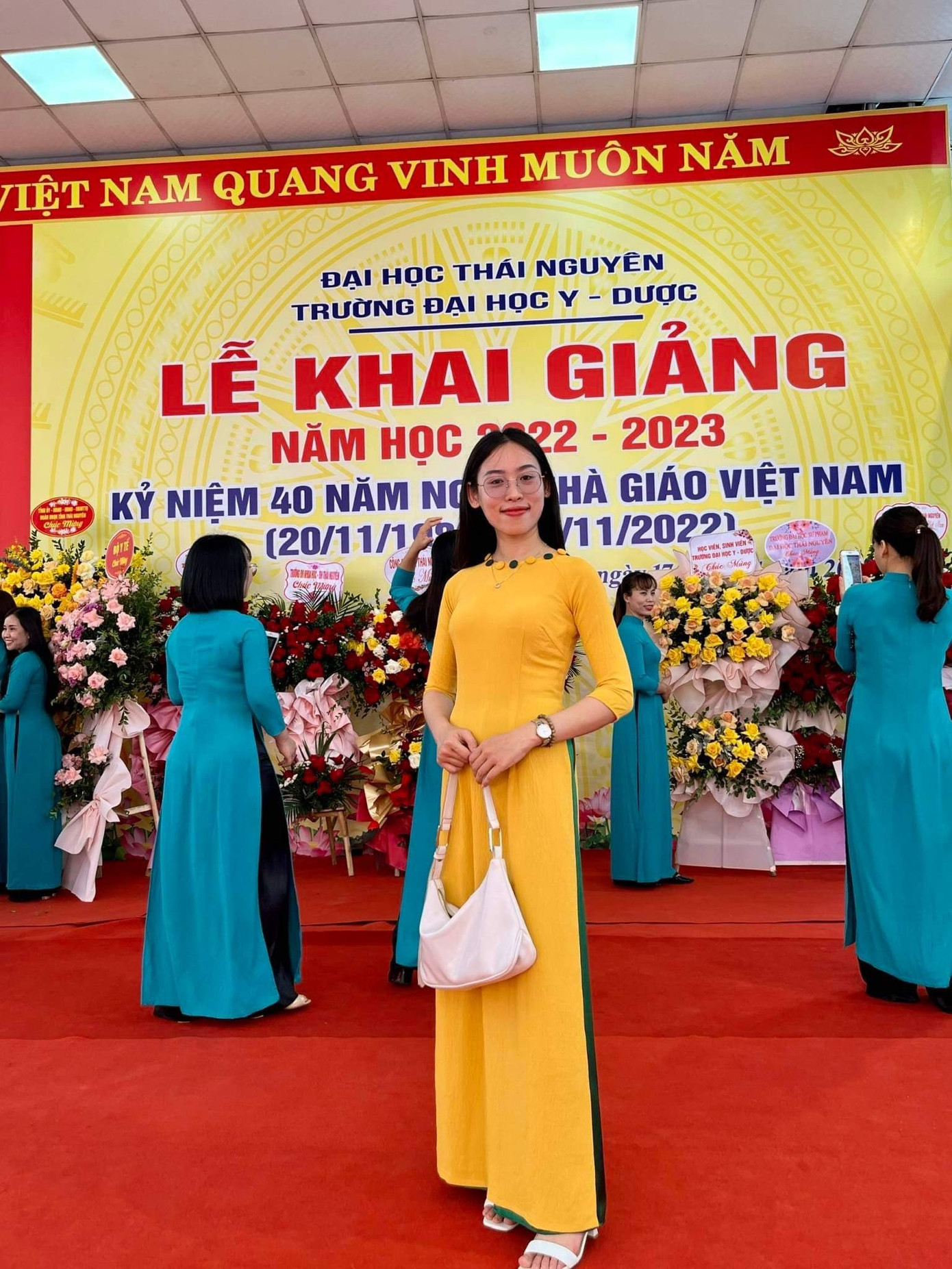 Giảng viên không chỉ là trao đi kiến thức mà còn là hướng dẫn cho sinh viên cách tự học, tự khai thác các vấn đề.