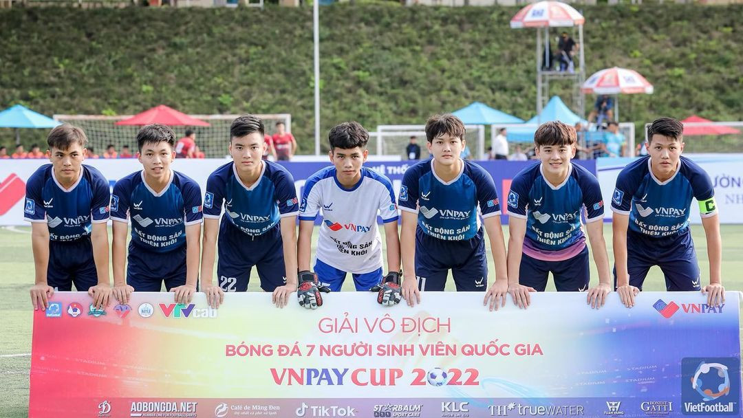 Quốc Việt cùng đồng đội tại vòng tứ kết giải vô địch “Bóng đá 7 người sinh viên quốc gia”. Quốc Việt cùng đồng đội tại vòng tứ kết giải vô địch “Bóng đá 7 người sinh viên quốc gia”.