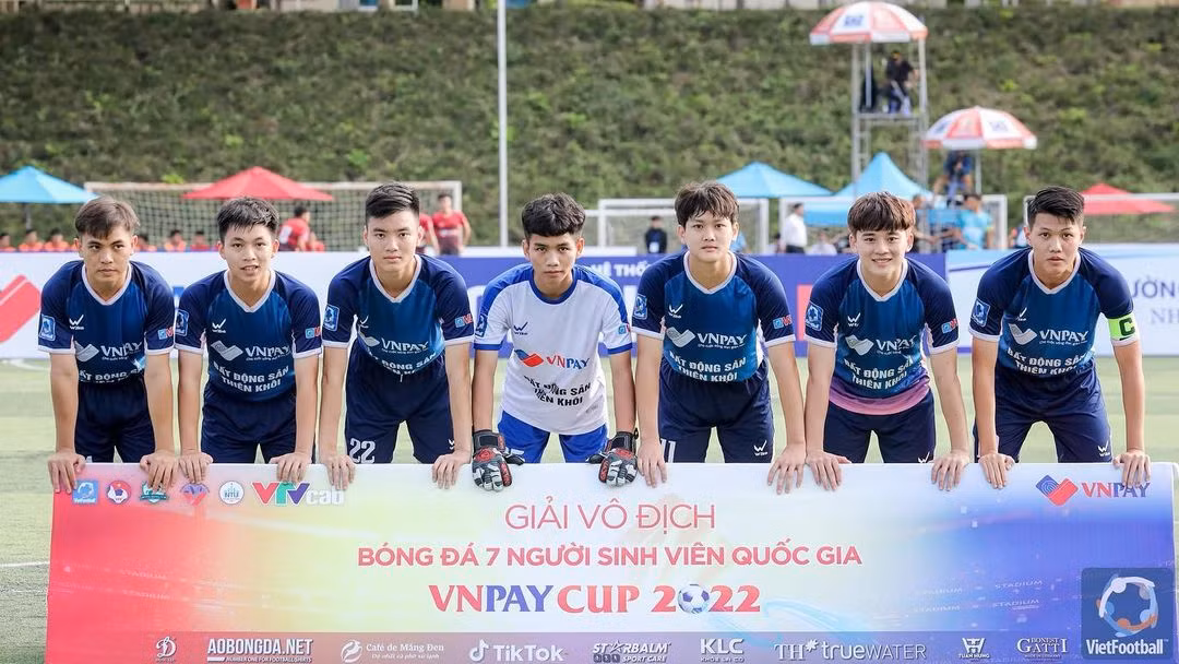 Quốc Việt cùng đồng đội tại vòng tứ kết giải vô địch “Bóng đá 7 người sinh viên quốc gia”.
