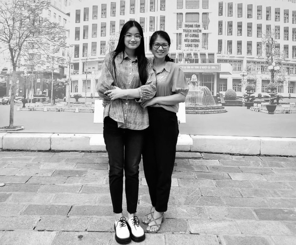 Thiên Hương cùng gia đình đến nhập học ngày 9/9 vừa qua.