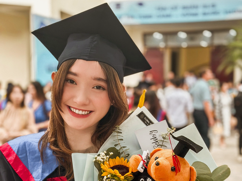 Hoàng Anh trong ngày tốt nghiệp đại học.