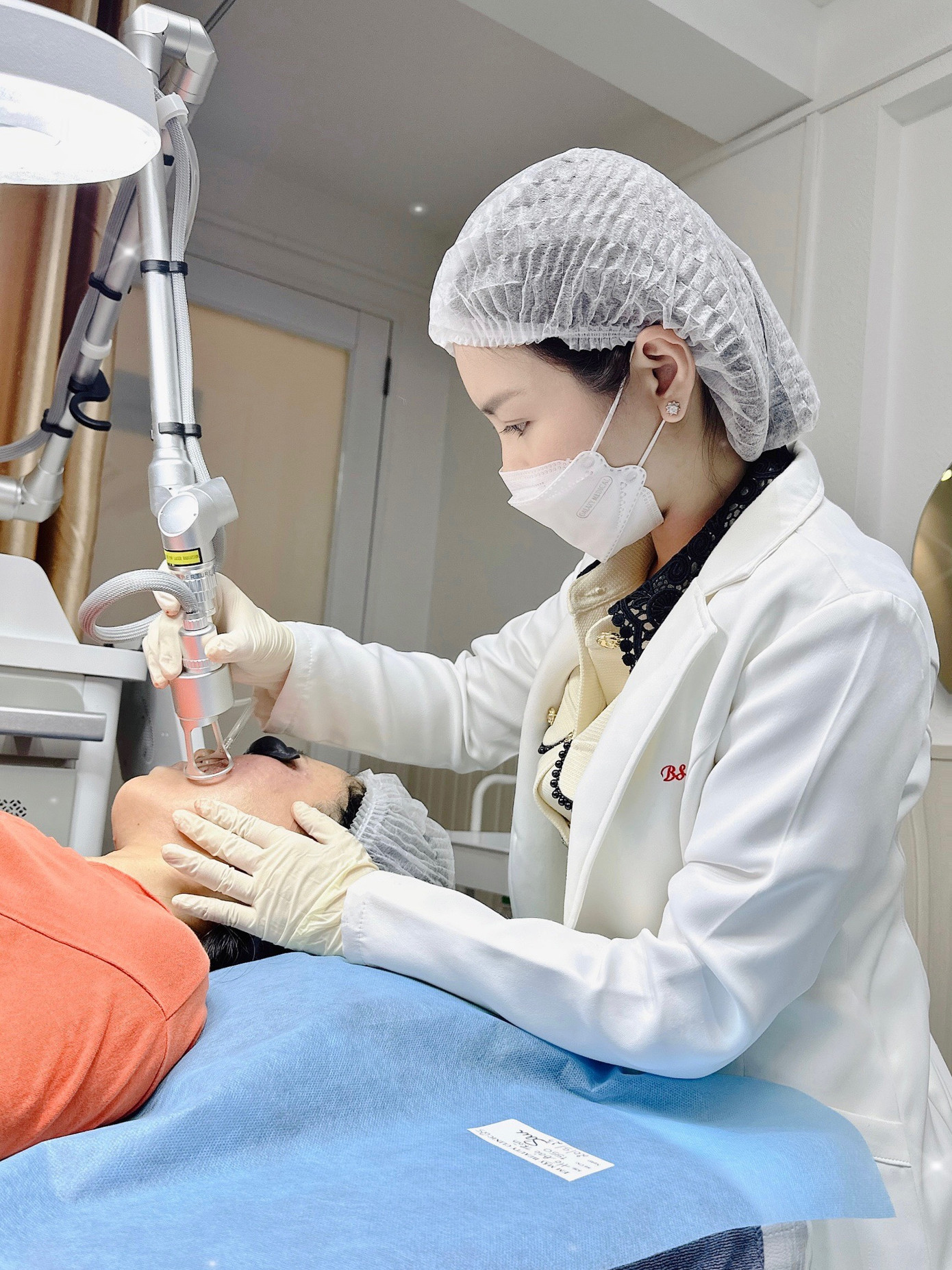 Hiện nay chị đang công tác trong lĩnh vực Da liễu và là một bác sĩ trẻ tiềm năng với trình độ chuyên môn cao.