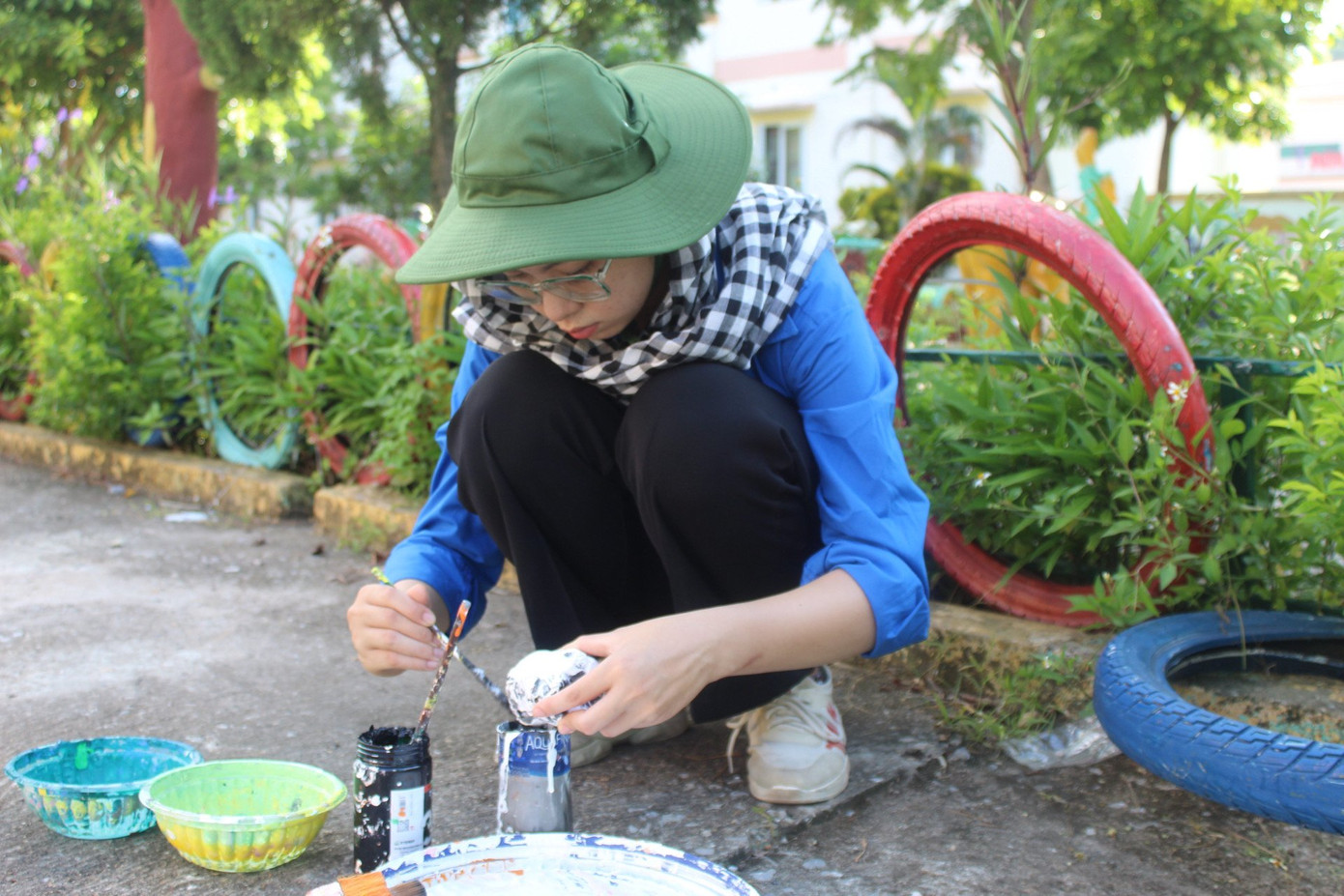 Cô tích cực tham gia các hoạt động tình nguyện vì cộng đồng.