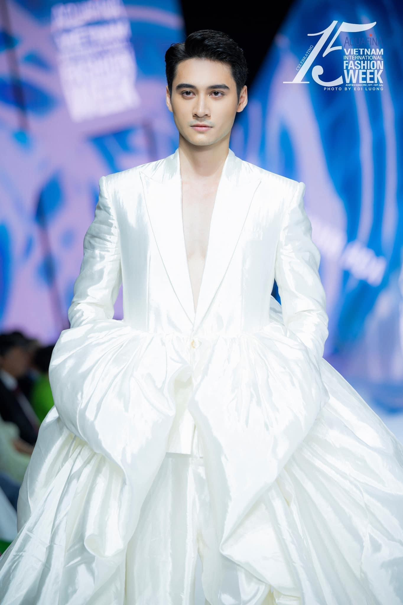 Phạm Tuấn Ngọc sinh năm 1999, hiện đang là người mẫu tự do và đã tốt nghiệp trường Đại học Kinh tế Quốc dân. Phạm Tuấn Ngọc sinh năm 1999, hiện đang là người mẫu tự do và đã tốt nghiệp trường Đại học Kinh tế Quốc dân.