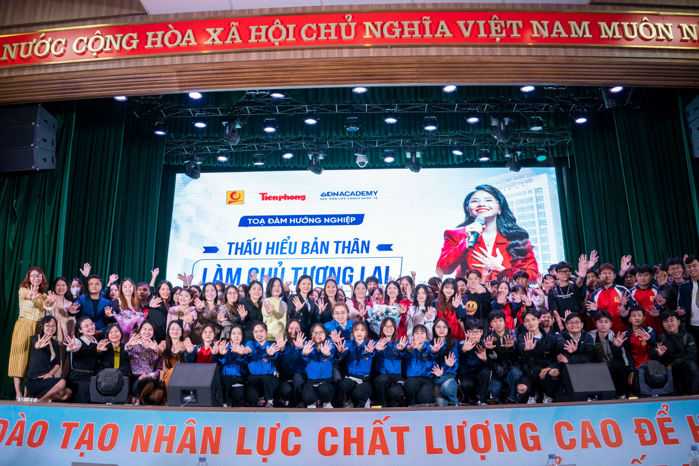 Đông đảo các bạn sinh viên chụp ảnh lưu niệm cùng diễn giả. Đông đảo các bạn sinh viên chụp ảnh lưu niệm cùng diễn giả.