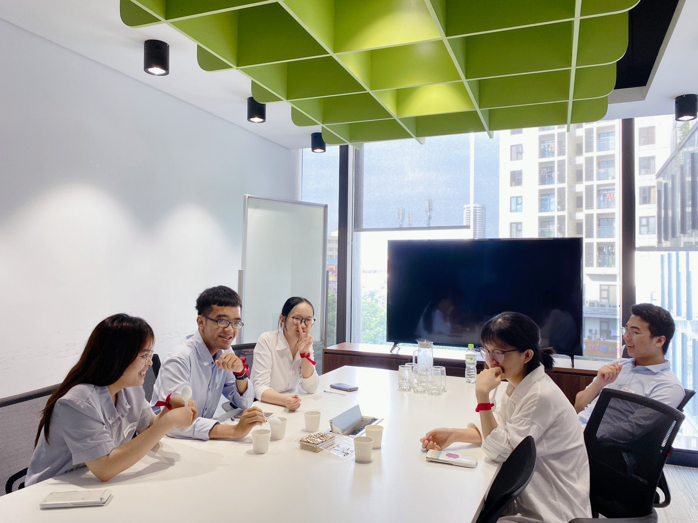 Vũ và các thành viên cùng đội thi tại TaXpert 2023. Vũ và các thành viên cùng đội thi tại TaXpert 2023.