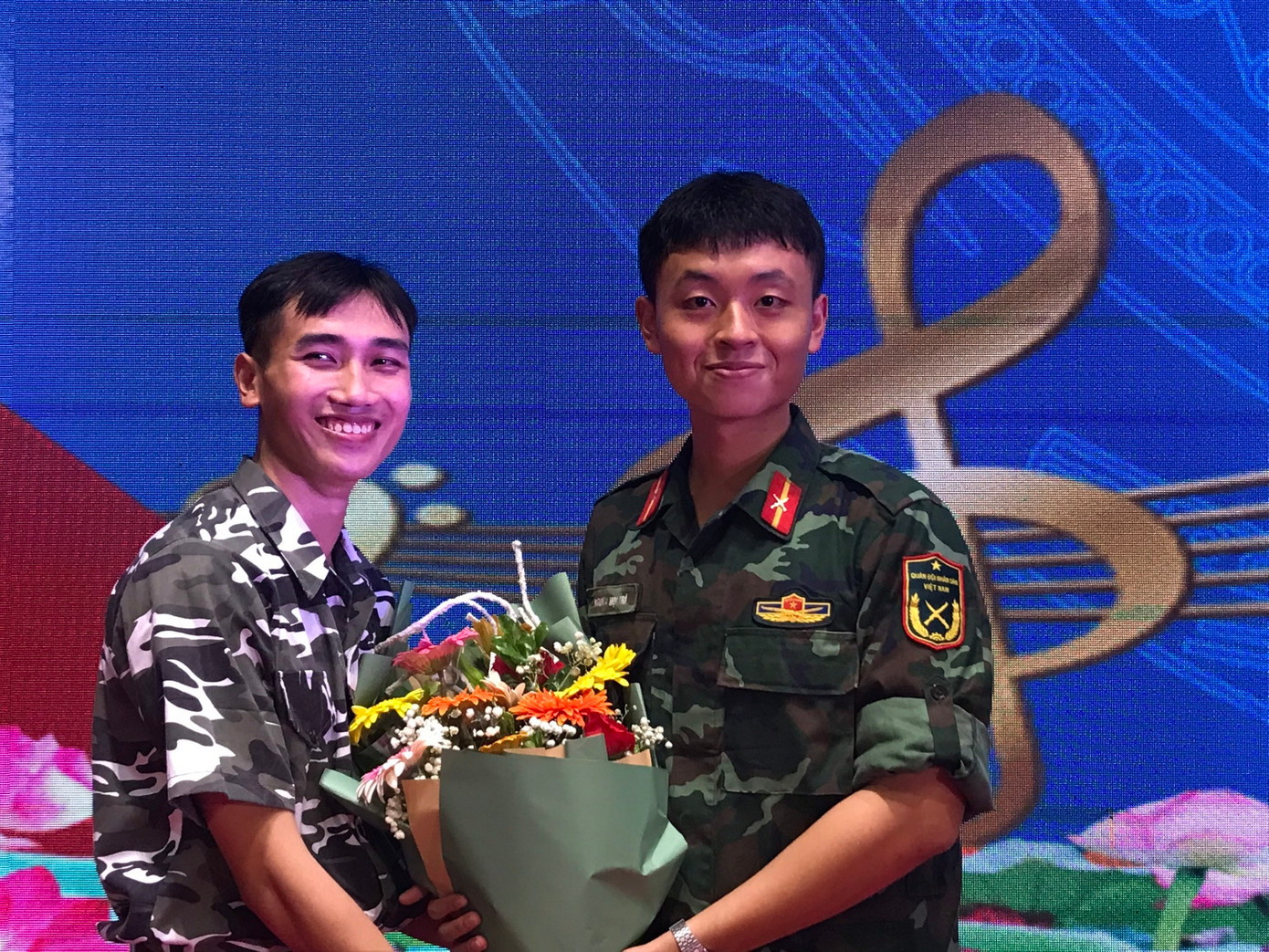 Học Trí (bên phải) tham gia Hội thi văn nghệ cấp cơ sở chào mừng ngày thành lập Quân đội Nhân dân Việt Nam. Học Trí (bên phải) tham gia Hội thi văn nghệ cấp cơ sở chào mừng ngày thành lập Quân đội Nhân dân Việt Nam.