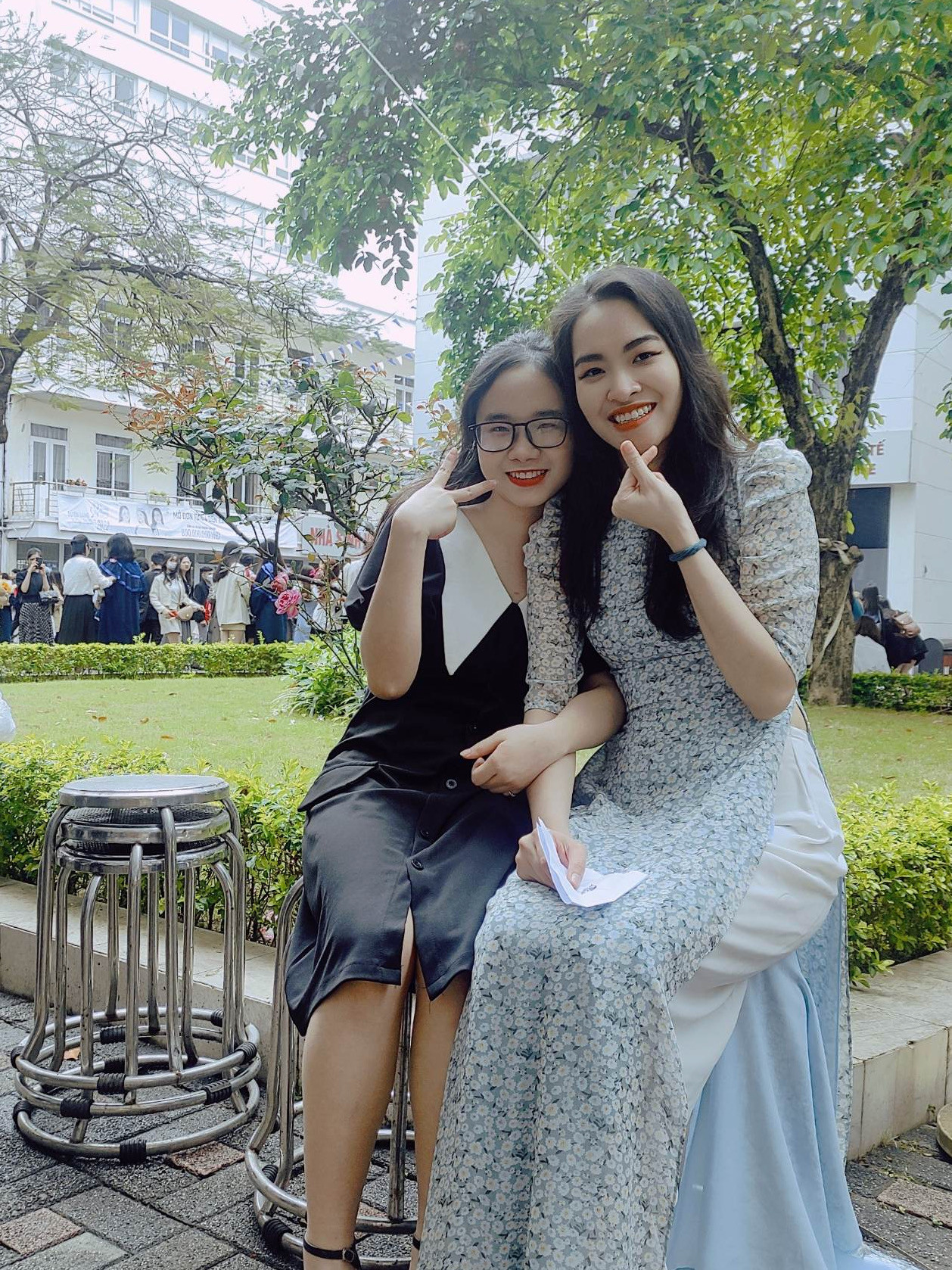 Tú Linh và Thuý Quỳnh (22 tuổi), cùng là nhân viên văn phòng.