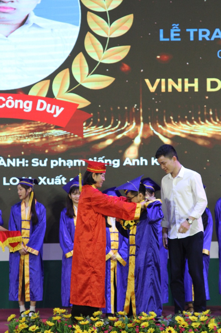 Nguyễn Công Duy nhận vòng hoa tại buổi lễ tốt nghiệp.