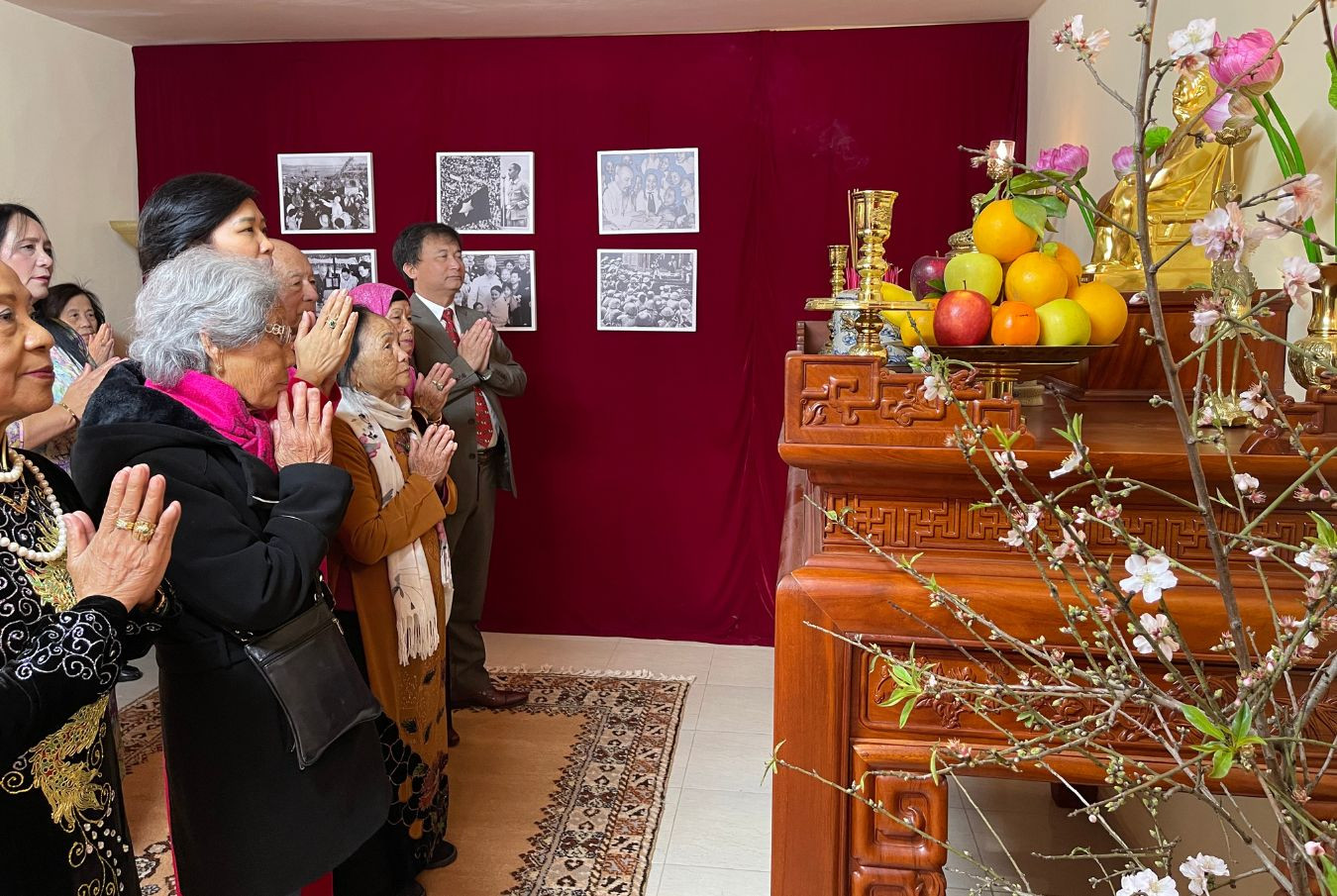 Dâng hương, tưởng nhớ Chủ tịch Hồ Chí Minh.