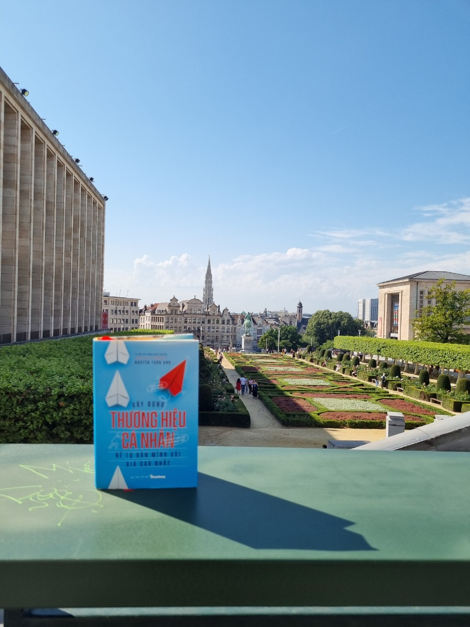 Cuốn sách "Xây dựng thương hiệu cá nhân để tự bán mình với giá cao nhất" của tác giả Nguyễn Tuấn Anh được chụp tại Quảng trường lớn (Brussels, Bỉ). Cuốn sách "Xây dựng thương hiệu cá nhân để tự bán mình với giá cao nhất" của tác giả Nguyễn Tuấn Anh được chụp tại Quảng trường lớn (Brussels, Bỉ).