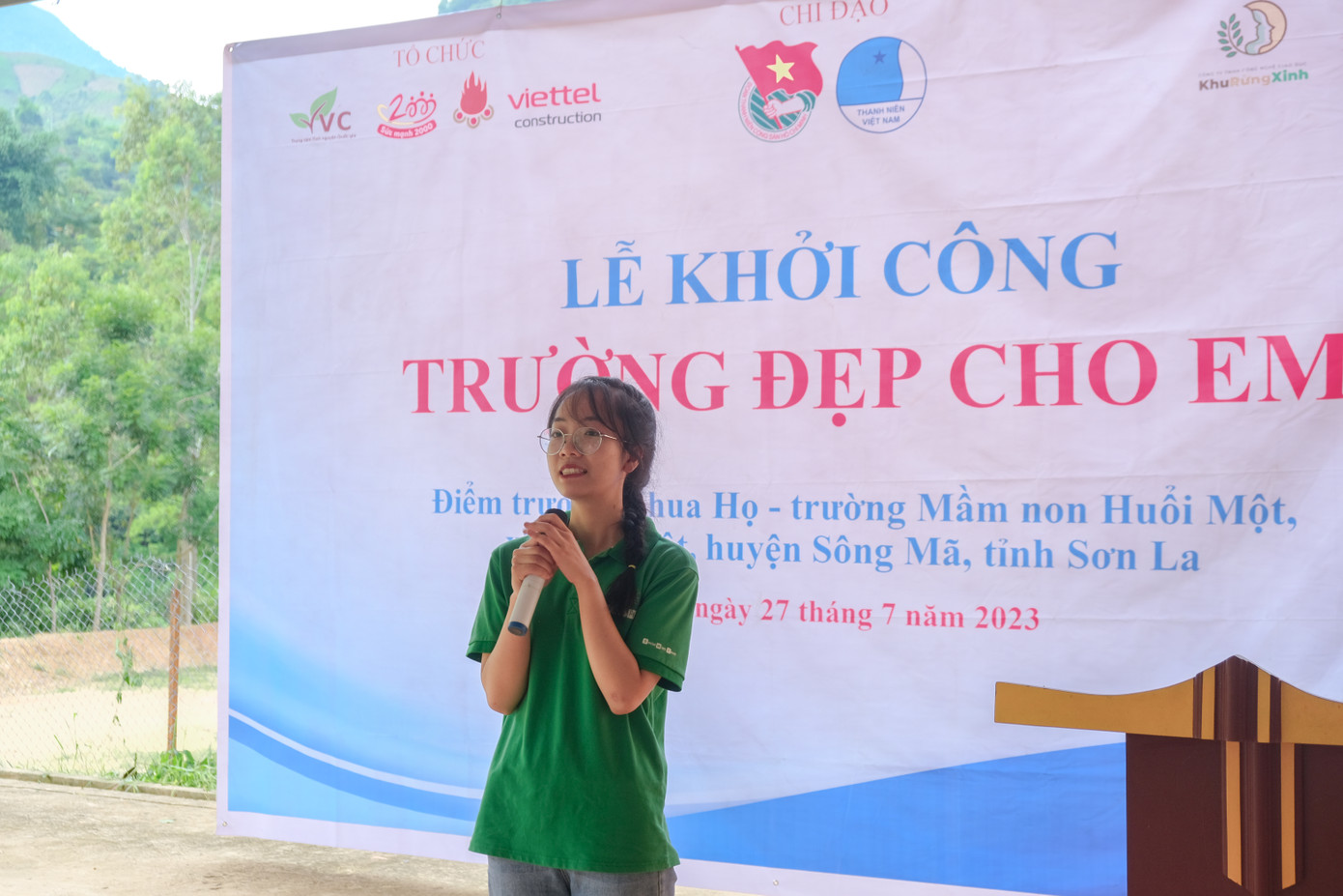 Phương Lan đại diện Đội phát biểu tại lễ khởi công công trình “Trường đẹp cho em” tại điểm trường Huổi Một, trường mầm non Ban Mai trong chương trình “Hoa nắng Ban Mai”.