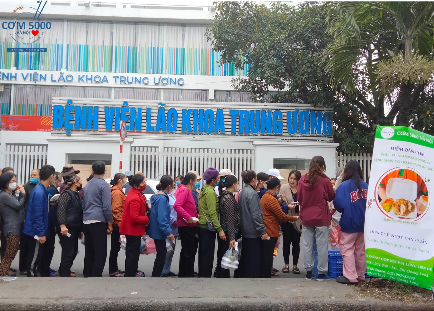 Những suất cơm luôn được đưa tận tay người nhận (Ảnh: NVCC).