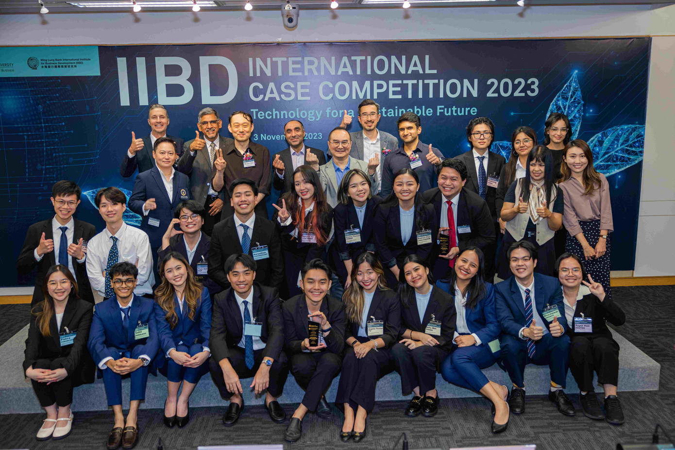 Nhóm chụp tại Đại học Hong Kong Baptist cùng các đội thi khác và giám khảo. Nhóm chụp tại Đại học Hong Kong Baptist cùng các đội thi khác và giám khảo.