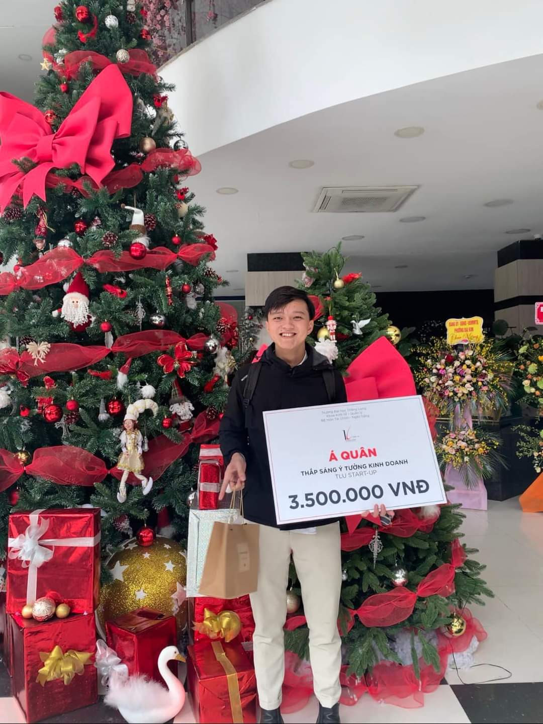 Quang Sơn nhận được nhiều giải thưởng.