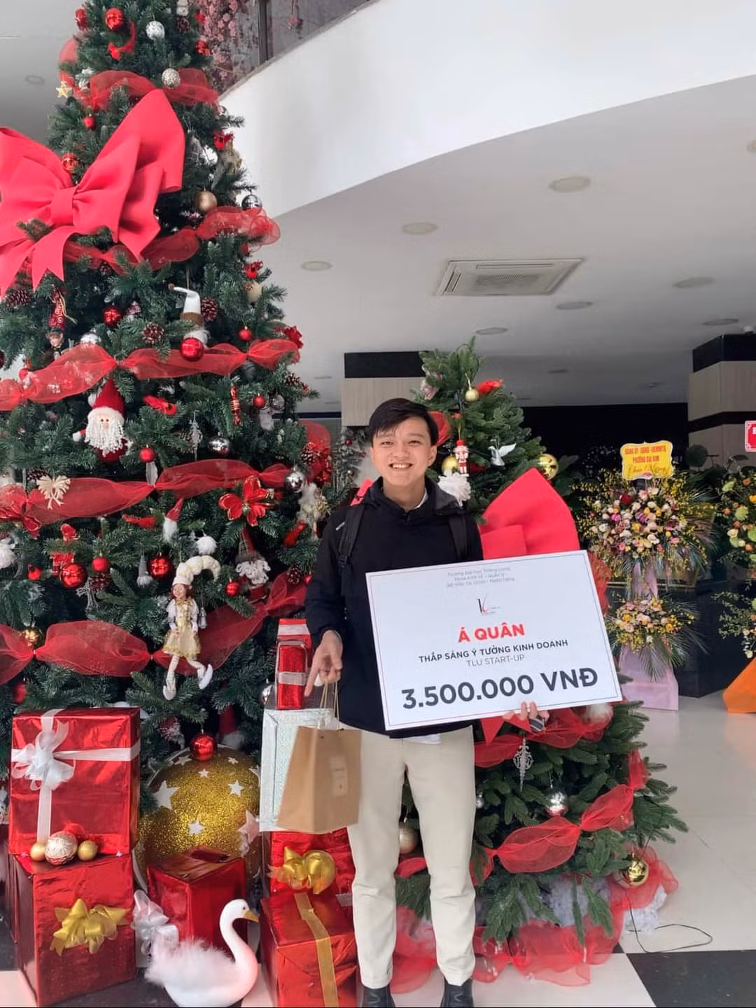 Quang Sơn nhận được nhiều giải thưởng. Quang Sơn nhận được nhiều giải thưởng.