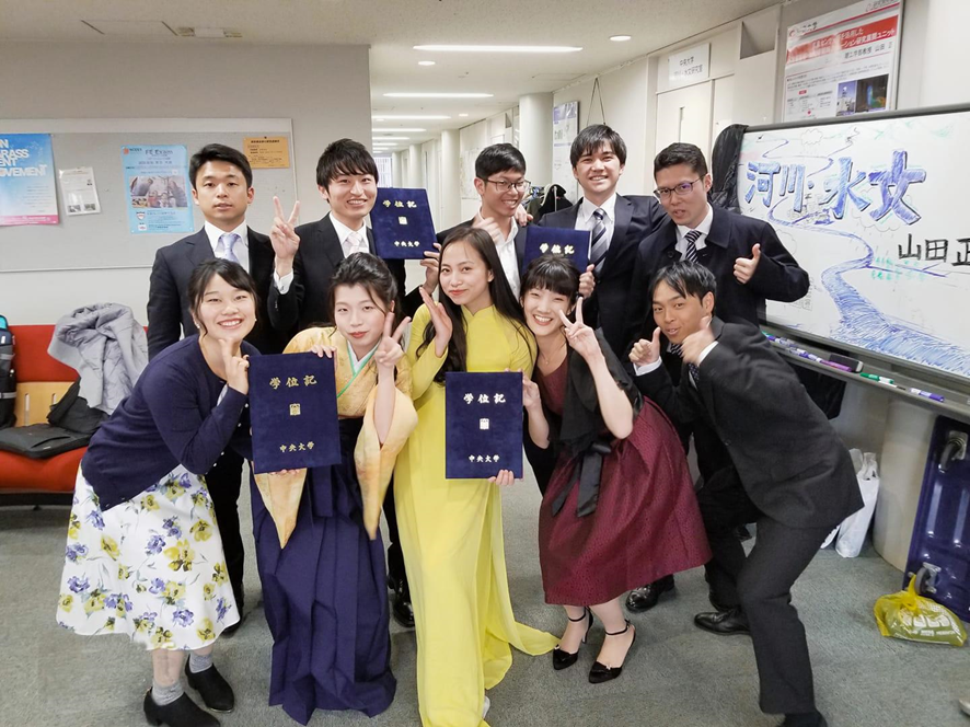 Nguyễn Hoài Thanh (áo dài vàng) tốt nghiệp khóa học Thạc sĩ. Nguyễn Hoài Thanh (áo dài vàng) tốt nghiệp khóa học Thạc sĩ.