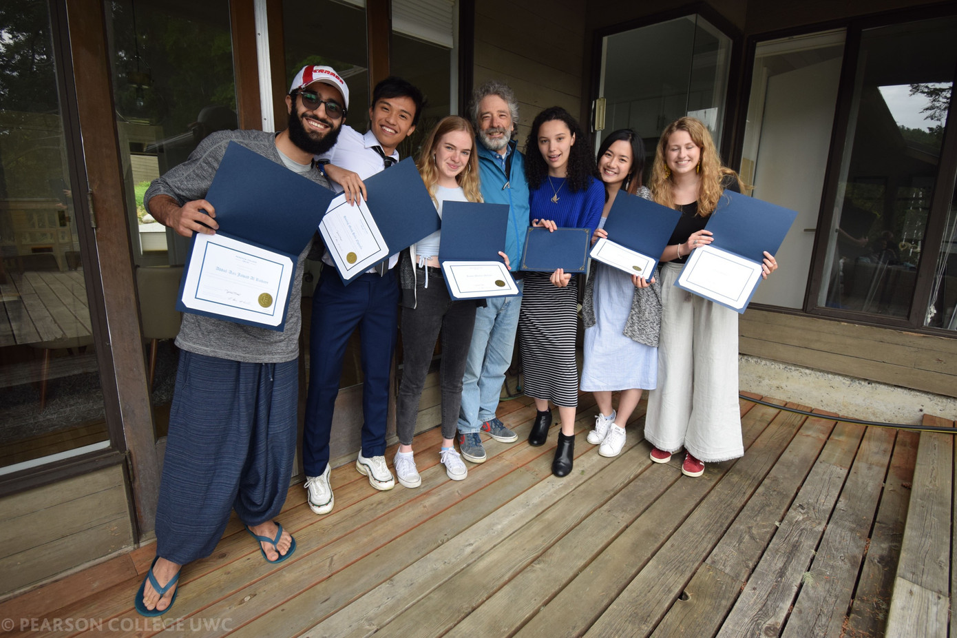 Nguyễn Hoàng Minh Hiếu cùng các bạn nhận bằng tốt nghiệp trường UWC Pearson, Canada.