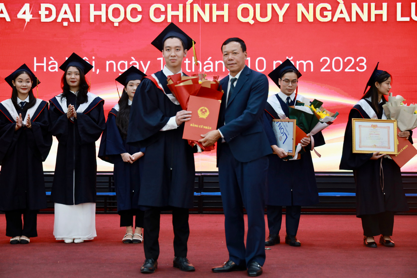 Mạnh Tuấn được TS. Nguyễn Trí Tuệ - Phó Chánh án Thường trực Tòa án nhân dân tối cao trao bằng cử nhân trong buổi lễ tốt nghiệp.