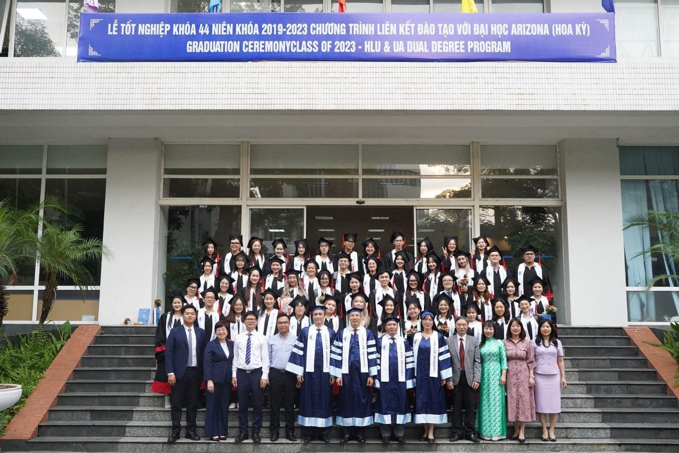 Đại diện lãnh đạo Nhà trường và 51 sinh viên Khóa 44 tốt nghiệp loại xuất sắc tại Lễ dâng hoa phòng truyền thống trường (Đứng thứ hai từ bên trái sang - Hàng hai).