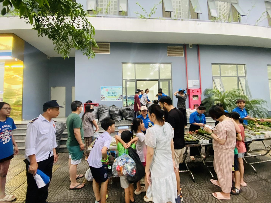 Hình ảnh về chương trình Đổi giấy lấy cây – Lan tỏa sức sống xanh.