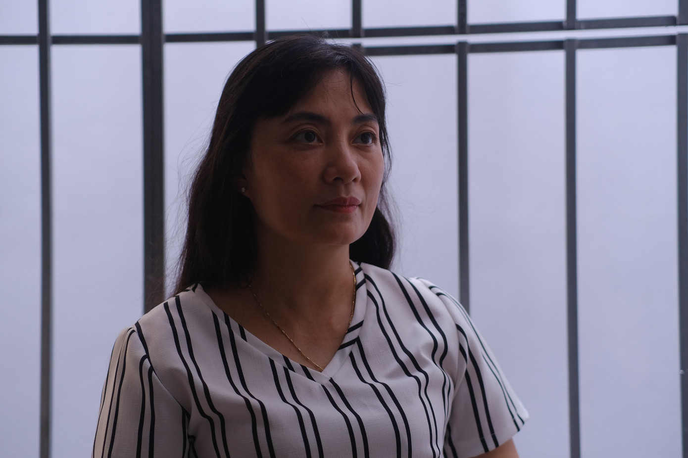 Nhà gia đình chị Phượng ở ngay phía sau khu chung cư mini bị cháy, nhiều nạn nhân nhảy qua tầng thượng tầng 5 của nhà chị và được gia đình, lực lượng chức năng giải cứu. Ảnh: Lê Vượng