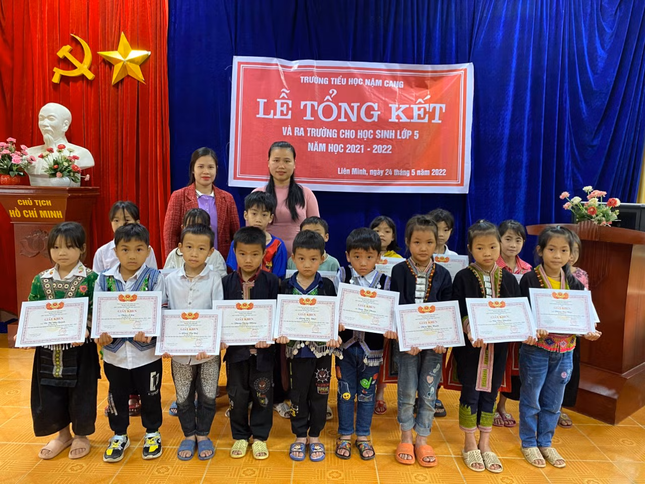 Học sinh Trường Tiểu học Nậm Cang nhận giấy khen dịp cuối năm học.