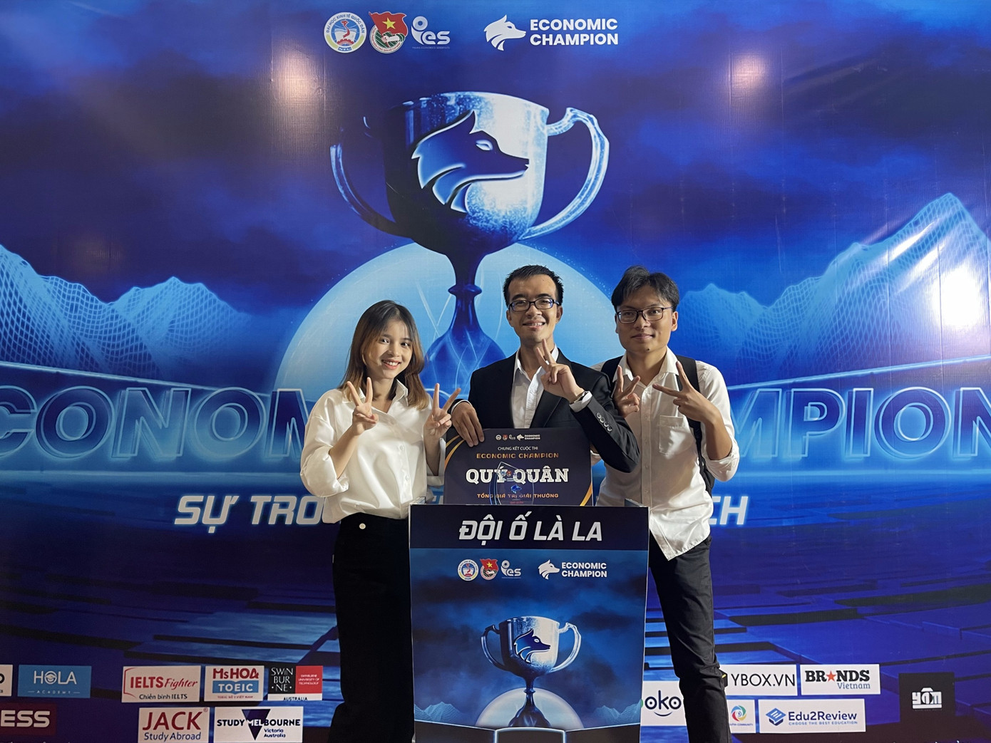 Vũ cùng đồng đội tại Chung kết cuộc thi Economic Champion 2022. Vũ cùng đồng đội tại Chung kết cuộc thi Economic Champion 2022.