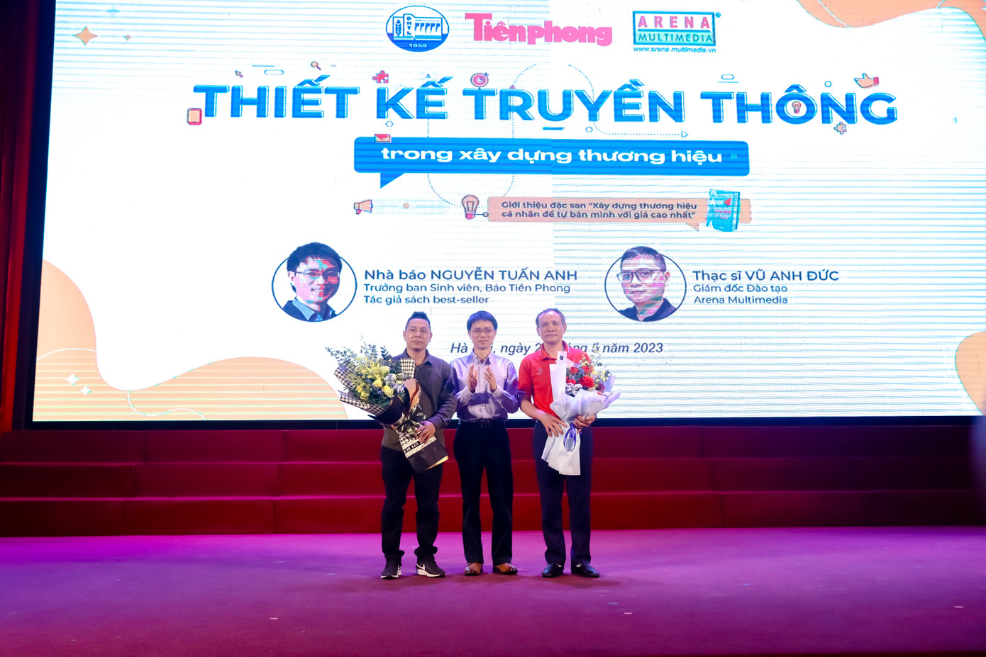 Nhà báo Nguyễn Tuấn Anh - Trưởng Ban Sinh Viên tặng hoa cảm ơn đại diện các đơn vị phối hợp tổ chức chương trình: GS.TS Nguyễn Trung Việt - Phó Hiệu trưởng trường Đại học Thuỷ Lợi (ngoài cùng bên phải) và ông Lê Hồng Hải - Hiệu trưởng Hệ thống Đào tạo Mỹ thuật Đa phương tiện Arena Multimedia.