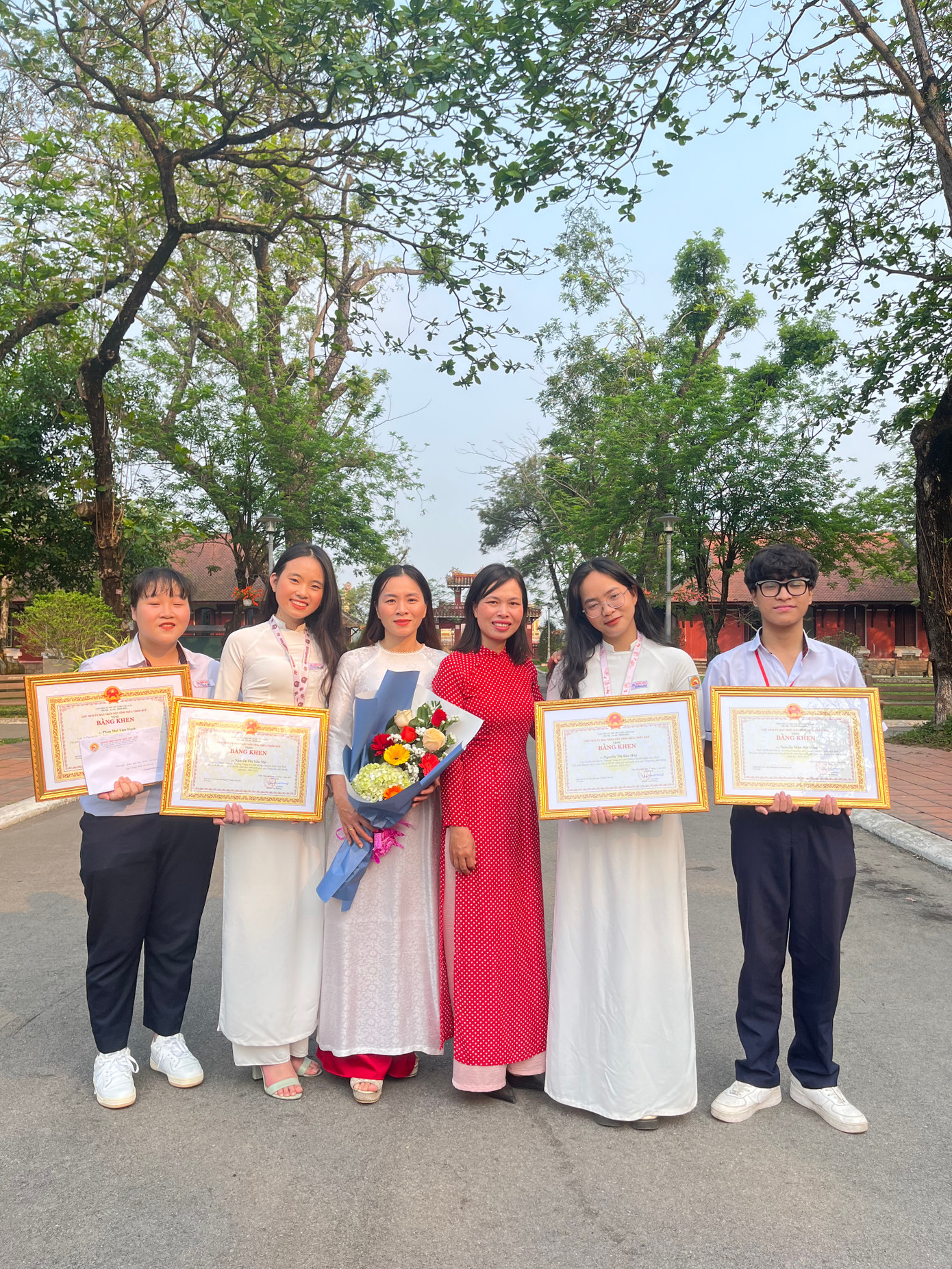 Bằng sự cố gắng và nỗ lực, Yến Nhi đã gặt hái được nhiều thành tích ngọt ngào. Bằng sự cố gắng và nỗ lực, Yến Nhi đã gặt hái được nhiều thành tích ngọt ngào.