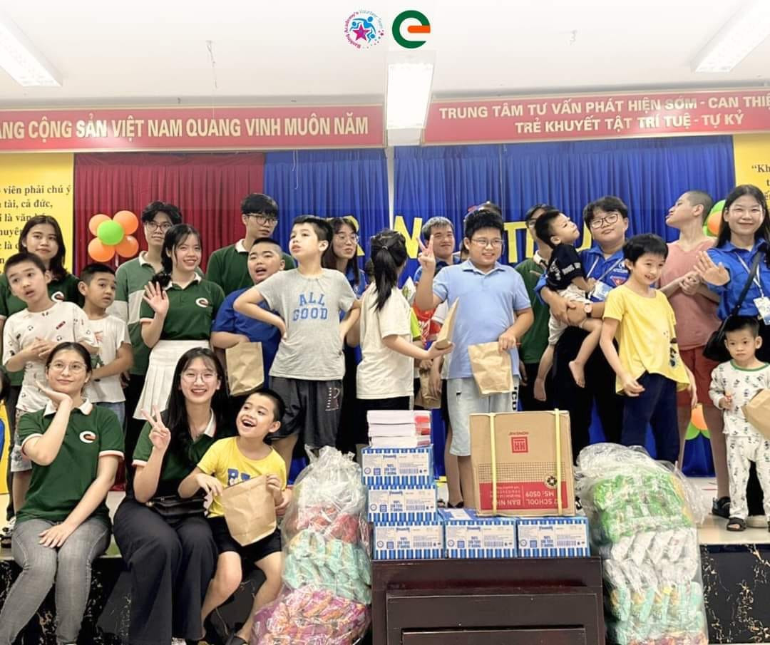 Thu Hằng cùng mọi người tổ chức “Trung Thu cho mình” cho các em nhỏ có khiếm khuyết tại trung tâm Sao Mai.